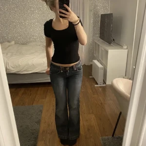 Blå lowrise jeans🩷 - Säljer dessa jeansen💞 är öppen för  prisförslag eller om ni har frågor💞💞💞midjemåttet är 38 cm och innerbenslängden är 80 cm💞