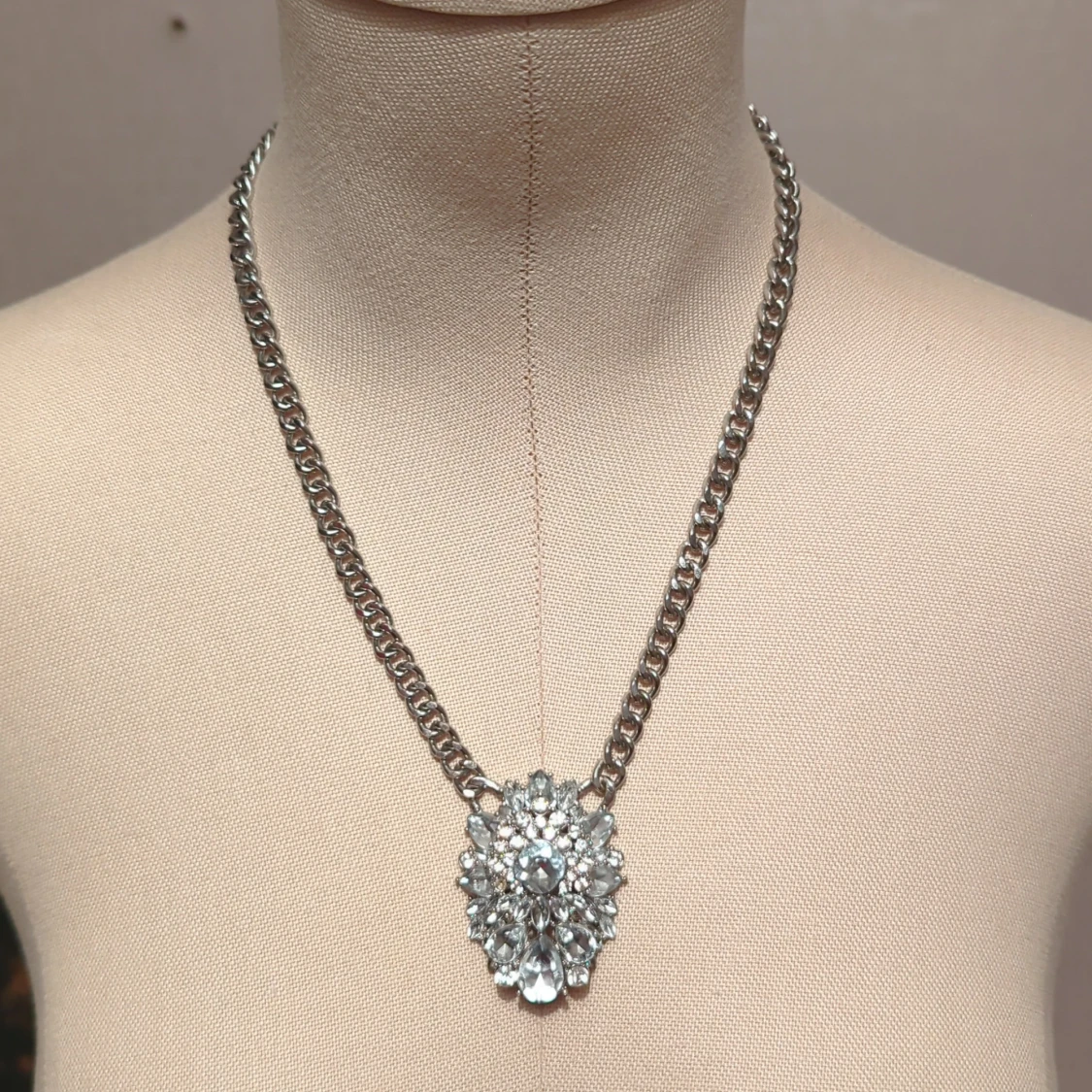 Silverfärgat halsband med glittrig detalj