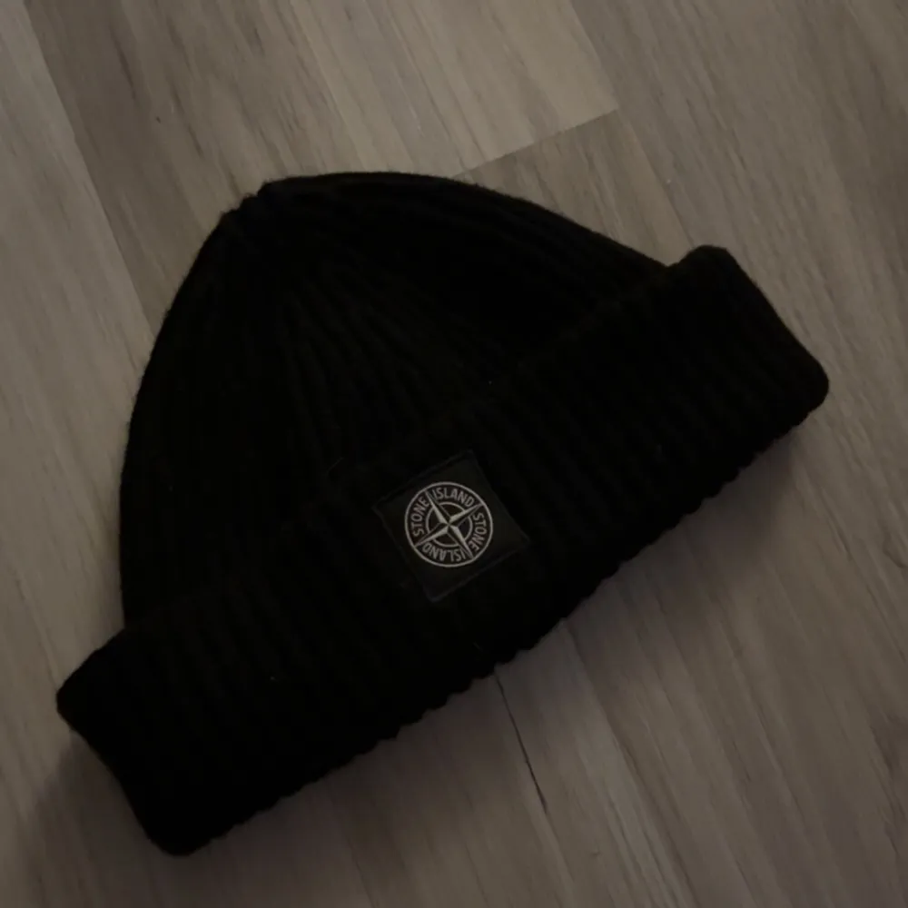 Stone island mössa säljes, endast använd ett fåtal gånger i vintras.  Nypris 1800kr,  Kvitto finns. Accessoarer.