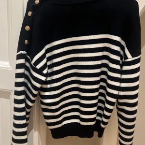 Tröja Zara - Mörkblå vit randig stickad tröja💙🤍storlek S