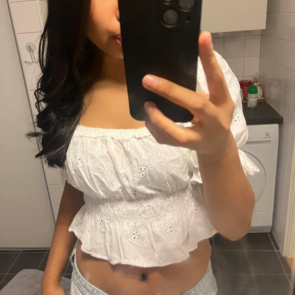 Jätte fin topp som är för kort för mig men jätte fina detaljer på! . Yläosat.