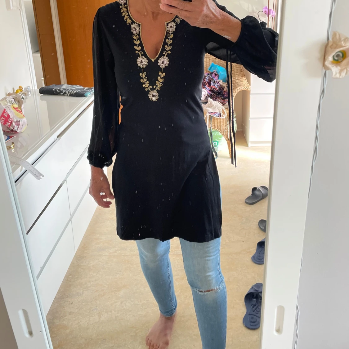 Svart klänning med broderade detaljer från Add i t - 93