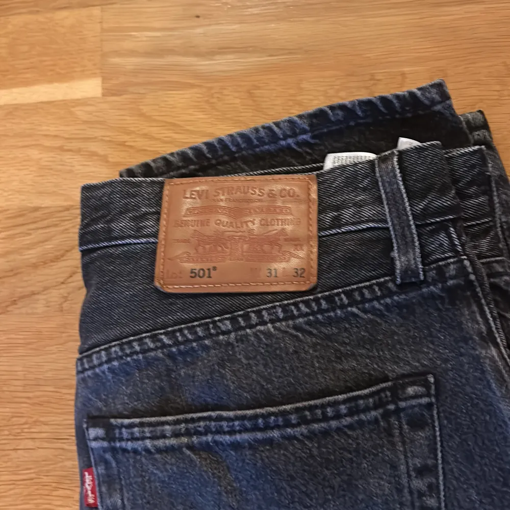 Säljer nu mina gråa Levis jeans Modell 501 storlek W31 L32  Säljer pågrund av att jag inte använder dom längre Mitt pris 650 priset går att diskutera efter som att dom är använda. Jeans & Byxor.