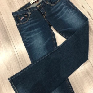 Hollister jeans  - Snygga holister jeans low waist bootcut, säljer då de är försmå för mig💕W26 L33 de är bara att trycka på köp nu💕