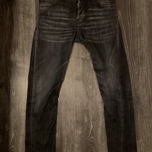 dsquared2 - Säljer dessa feta dsquared2 jeansen i storlek 46. Bra skick. Dm vid funderingar.