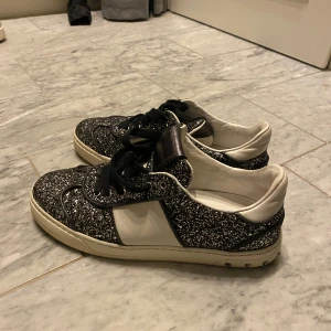 Valentino sneakers  - Svart glittriga valentino sneakers. Använda men ok skick. Det är skitiga men går definitivt att tvätta. Ena niten borta där bak och har tyvärr inte box och kvitto men de är äkta men säljer ändå för nedsatt pris pga det❣️❣️