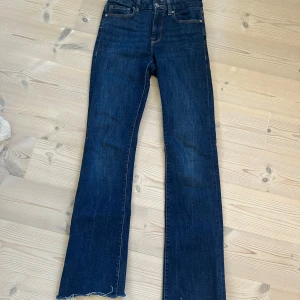  Zara jeans  - Säljer mina sjukt snygga jeans från zara som är slutsålda på deras hemsida. Storlek 32!