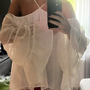 Zara blus - Så fin blus från zara som jag köpt på sellpy. Tyvärr för stor för mig. Jättefint skick!