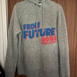 From Future hoodie  - 100% Kashmir hoodie från from future. From future har en finare Kashmir än många andra ”Kashmir” märken. Kashmiren håller sig len och skön alltid. 
