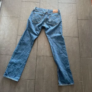 Levis 501 - Tja säljer dessa snygga levis 501orna. Skick 9/10, storlek 32/34, pris kan diskuteras. 
