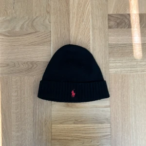 Polo Ralph lauren mössa - Skick 8/10 då den är pytte lite nopprig. Köptes innan sommarlovet på kidsbrandstore och har inte använts jätte mycket