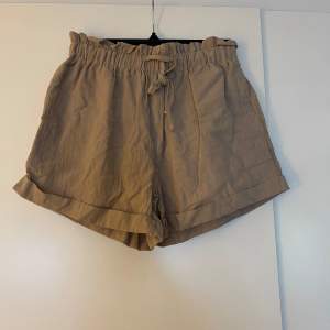 Shorts i en beige färg med väldigt tunt och skönt material. I mycket gott skick 