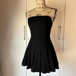 Miniklänning - Svart supersnygg klänning, endast testad och aldrig använd! 🖤       Vintage retro cyber y2k archive aesthetic coquette cottage old money aesthetic 00 70 80 90 2000 goth stockholm office siren