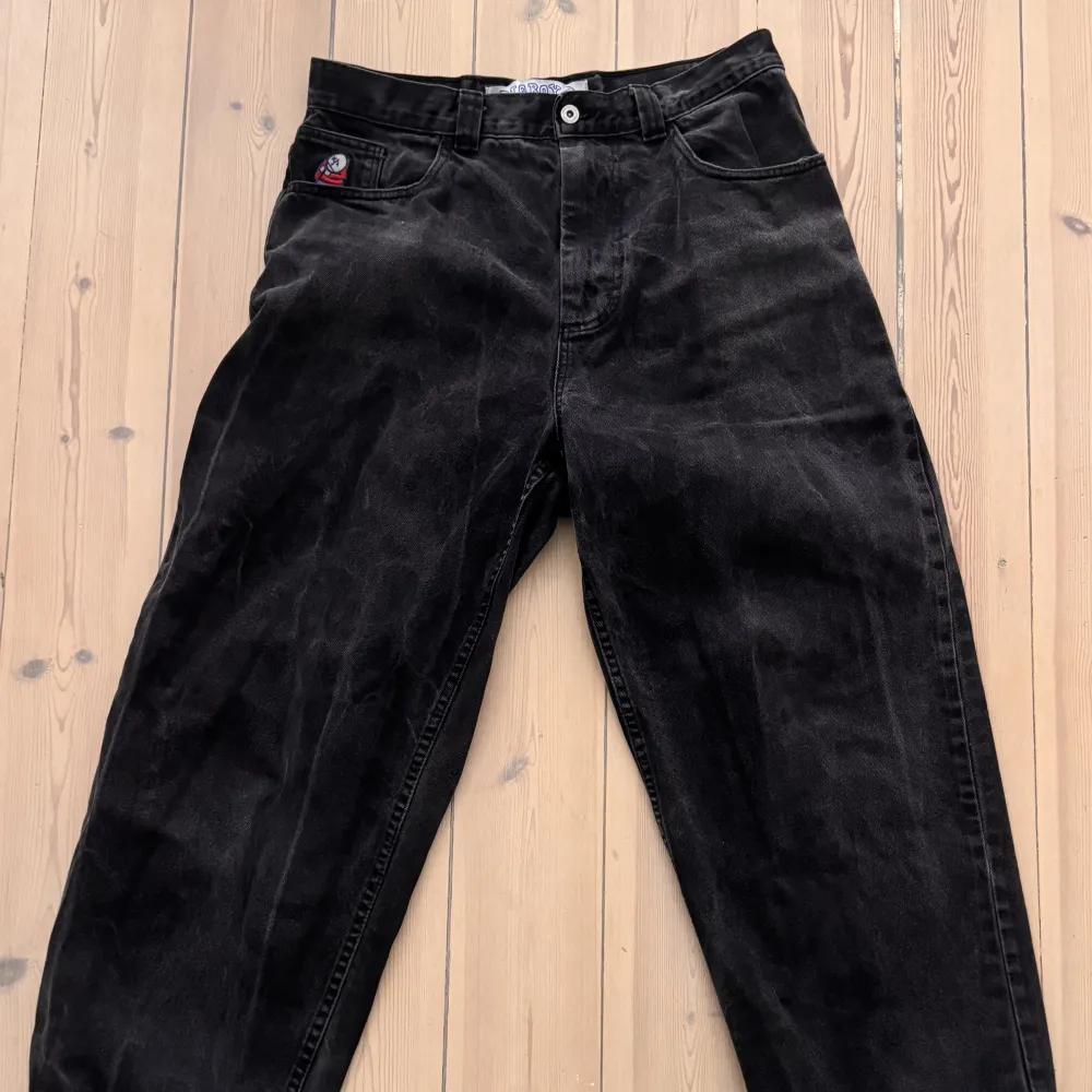 Polar BigBoy Svarta Jeans  Storlek Medium Slitna längst ner 40 cm Waist 100 cm Längd Baggy fit. Jeans & Byxor.