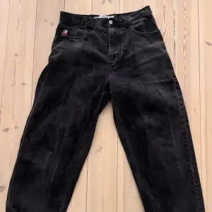 Polar BigBoy Svarta Jeans  Storlek Medium Slitna längst ner 40 cm Waist 100 cm Längd Baggy fit