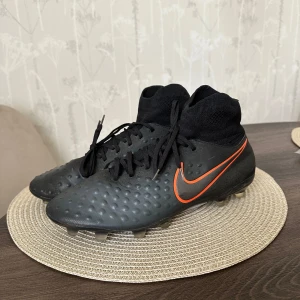 Nike Magista Orden II FG - Använda ett fåtal gånger, närmare nyskick! Det enda negativa är att innersulorna saknas, följer med ett par nya sulor som passar skorna.  Skicka för fler bilder.  Mvh