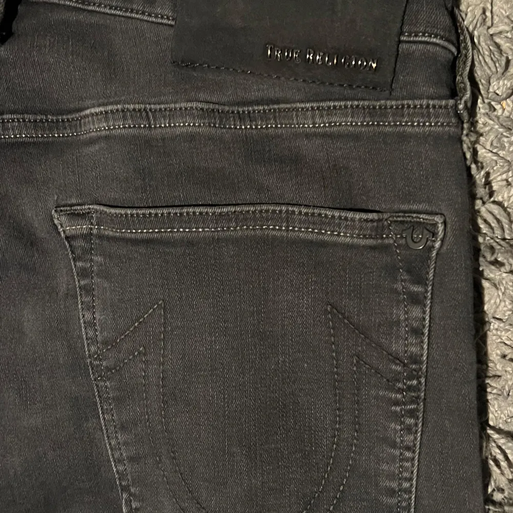 Säljer ett par true religion jeans på grund av att jag tyckte de var lite för tajta på mig.😊. Jeans & Byxor.