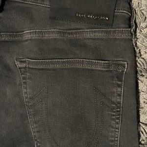 True religion skinny jeans - Säljer ett par true religion jeans på grund av att jag tyckte de var lite för tajta på mig.😊