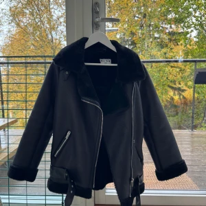 NA-KD Jacka - Säljer denna jacka ifrån NA-KD. Den är använd några gånger, men i bra skick. Den är i storlek 32, men oversized, så skulle säga att den passar 34 också.