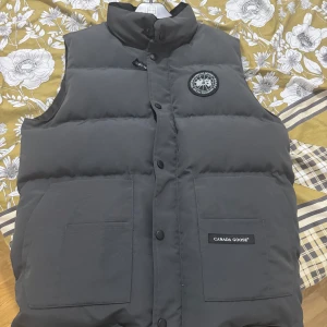 canda goose väst black label - tja säljer canda goose väst har använt den kanske 1-2gånger inga defekter eller skador storlek M och priset går att diskuteras om ni har frågor skriv till mig💯