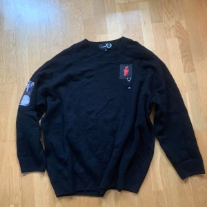 Raf Simmons x fred perry sweater - Hejsan! Säljer nu min raf simmons sweater, använd kanske två gånger, riktigt skön o ganska oversized fit, skriv om du är intresserad:)