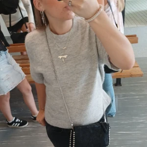 Stickad t-shirt - Säljer min stickade t-shirt från gina då ja inte tycket den sitter bra på mig. Använd typ 2 gånger så den är i gåott skick