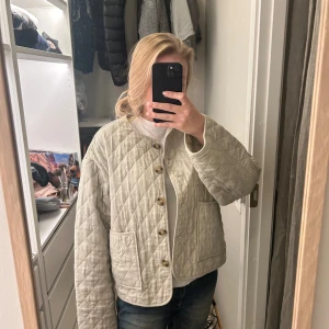 Jacka - Så söt höstjacka! Fint skick och så skön! Linnematerial. Använd gärna köp nu 