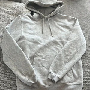 Grå hoodie från ICANIWILL - Säljer en väldigt bekväm hoodie från ICANIWILL. Perfekt för både träning och dagar hemma. Materialet är mjukt och skönt. Storlek s men passar dig som är 185+