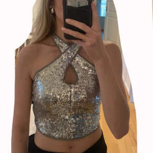 Topp - Halterneck topp från Gina med paljetter, storlek XS men passar S också. Aldrig använd och lappen kvar. Vid frågor eller fler bilder är det bara att skriva, tar emot prisförslag