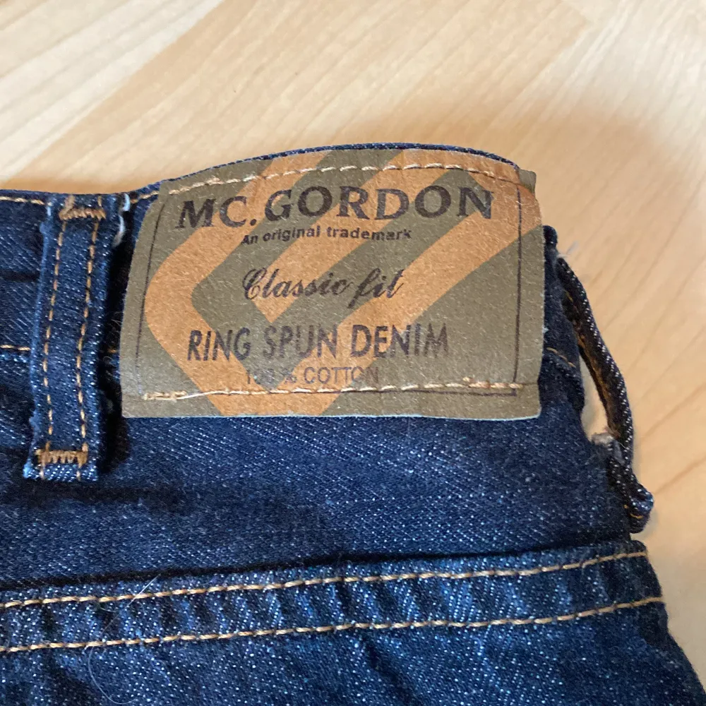 Mörkblåa jeans i bra skick,straight/baggy  Midjemått:47 Längd:105  . Jeans & Byxor.