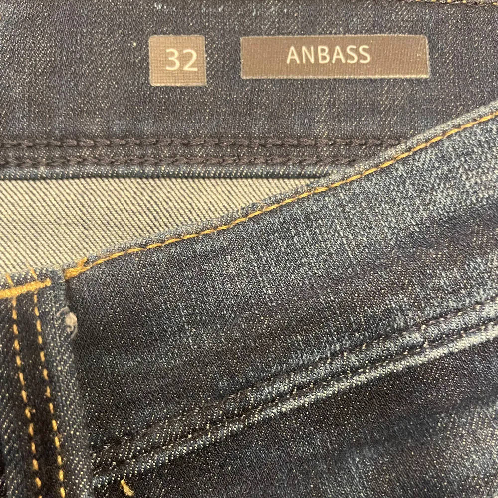 Hej! Säljer ett par extremt snygga replay anbass jeans, det är i mycket bra skick. Dessa jeans är stilrena och psssr till nästintill allt. Hör av er vid fler frågor och funderingar!. Jeans & Byxor.