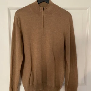 J.Lindeberg Tröja - Säljer denna snygga J.Lindeberg tröja storlek M. Den är nästan helt nya och har bara använts ett fåtal gånger. Skick 10/10. Nypris runt 1600kr