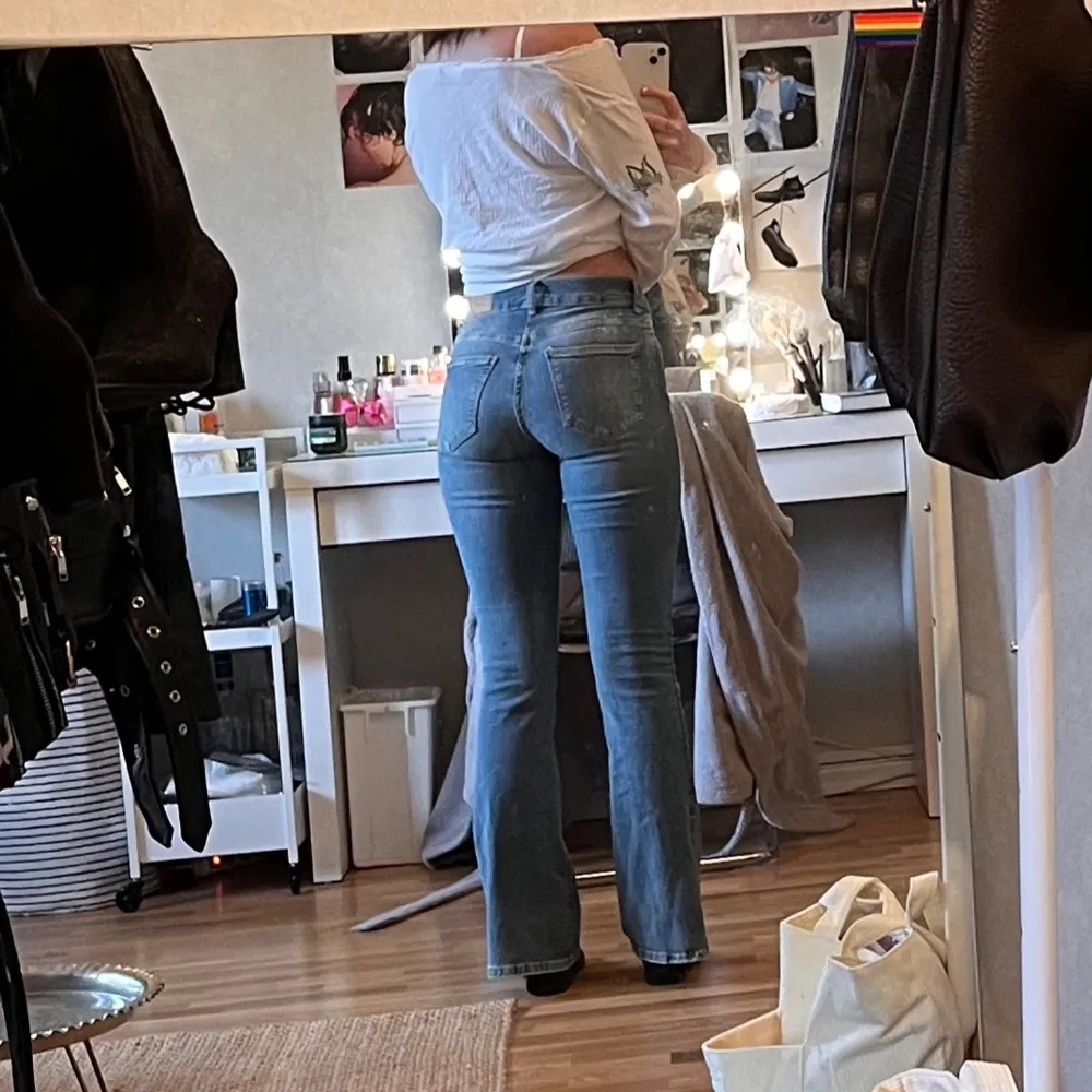 Jeans från Gina, mid waist och utsvängda längst ner🥰. Jeans & Byxor.