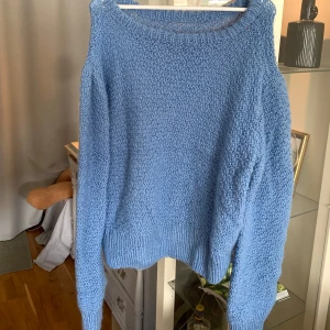 Handstickad blå tröja strl XL - Så fin Handstickad blå tröja, passar XL (jag som S har använt den som oversized tröja & det är också fint) 