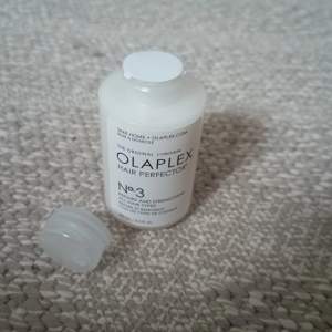 En helt ny olaplex hair perfector, nummer 3.  Som ni ser på bilden är den ej öppnad!  Köptes för - 370kr men sökher för 250 eller lägre vid snabb affär 