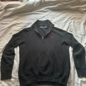 Polo ralph lauren half zip - Så gott som ny👍 Varan säljs pga att den inte passade mig, bevis på köp finns. Den är Slimfit och kan passa de som har M som gillar tightare kläder.