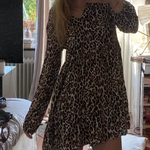 Leopardklänning - Jättefin leopardklänning som är luftig och skulle säga att den passar m-xs💕