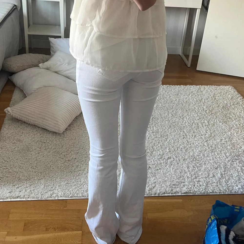 Vita jeans med hög midja, stretchiga, inga fel ❣️. Jeans & Byxor.