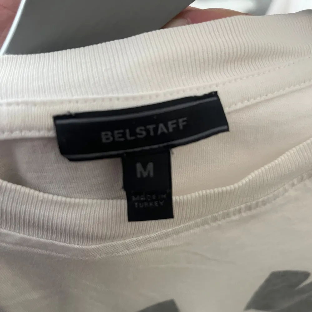 Storlek M.  Belstaff Nypris ca 800??? Skick 9/10. T-shirts.