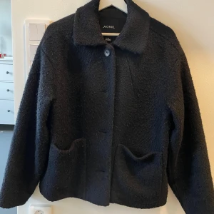 Höstjacka  - Höstjacka från monki med 40% ull, den är luddig kvalité men har även blivit lite nopprig som går att ta bort🤍