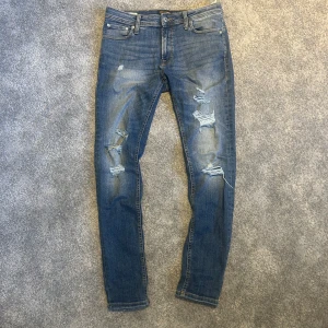 Jack & Jones Jeans - Riktigt snygga Jack & Jones jeans med slitningar | Skick: 10/10 | Storlek: 32/32 | Skriv om du har frågor!