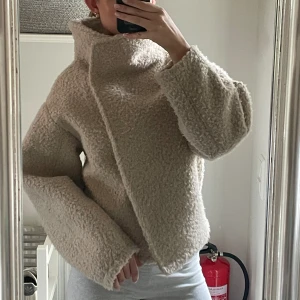 Teddy jacka  - Fin Teddy jacka från Gina🫶🏻skulle säga att den är stor i storleken. Jackan är en xs och passar mig perfekt, brukar annars ha s/m. 