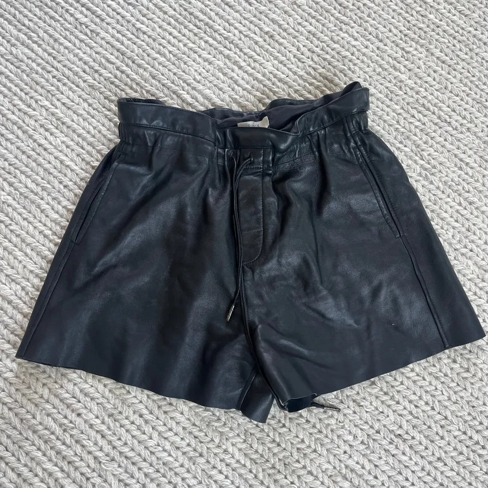 Sjukt snygga skinnshorts från  Dante 6. Går att ha på olika sätt, kasa ner på höften eller dra åt resåren och få lite midja. Som nya. . Shorts.