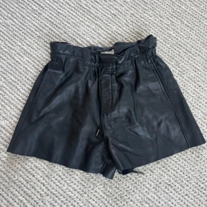 Skinnshorts Dante 6 - Sjukt snygga skinnshorts från  Dante 6. Går att ha på olika sätt, kasa ner på höften eller dra åt resåren och få lite midja. Som nya. 