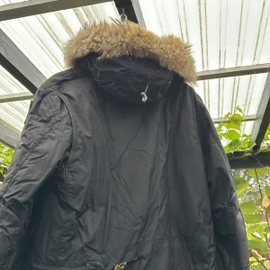 Parajumpers herr vinter jacka  - Pjs jacks st L har lite små skador där av priset har använt jackan 3vintrar 