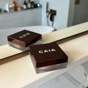 Caia Loose Bronze Powder - Endast testad bronze loose powder med färg sicily från Caia. Säljer då jag inte använder bronzer. Ursprungspris 325kr. 