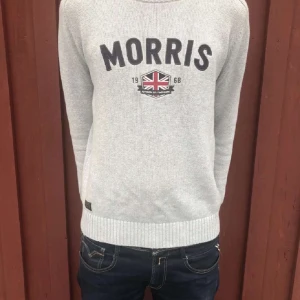 Morris stickad - Säljer min Morris tröja som är i väldigt bra skick 9,5/10. Lätt att matcha och säljer för endast 349. Storlek M men sitter mer som en S/M. Skriv ifall du har någon fråga eller fundering!