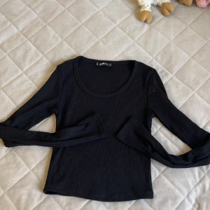 Tröja - Säljer denna blus/tröja som jag köpt på new yorker men märket är FB sisters. Den är jättefin och är i storlek s. Den är knappt använd så den är i toppenskick😍💗