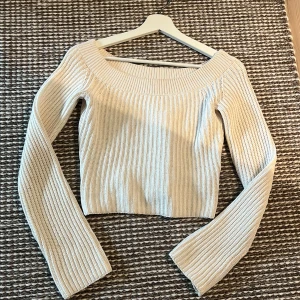 Stickad off shoulder tröja 🤍 - Säljer för den inte kom till användning, använd Max 8 gånger så den är i väldigt bra skick. Storlek S🤍