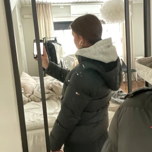 Tommy hilfiger vinterjacka - Varm vinterjacka från Tommy Hilfiger, storlek 152 cm, jag är 165 för referens, använd, har en liiten repa på baksidan under luvan,